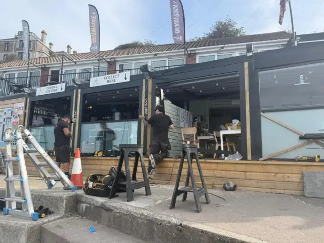 ⚒️ Busy few days with some renovations 🪟 

🤩 Out with the old broken windows, and in with shiny new electric ones. 

Thanks to elitecustomgroup.uk 👏 

#renovations #refurb #refurbishment #beachlife #brixham #brixhamdevon #brixhammarina #brixhamharbour